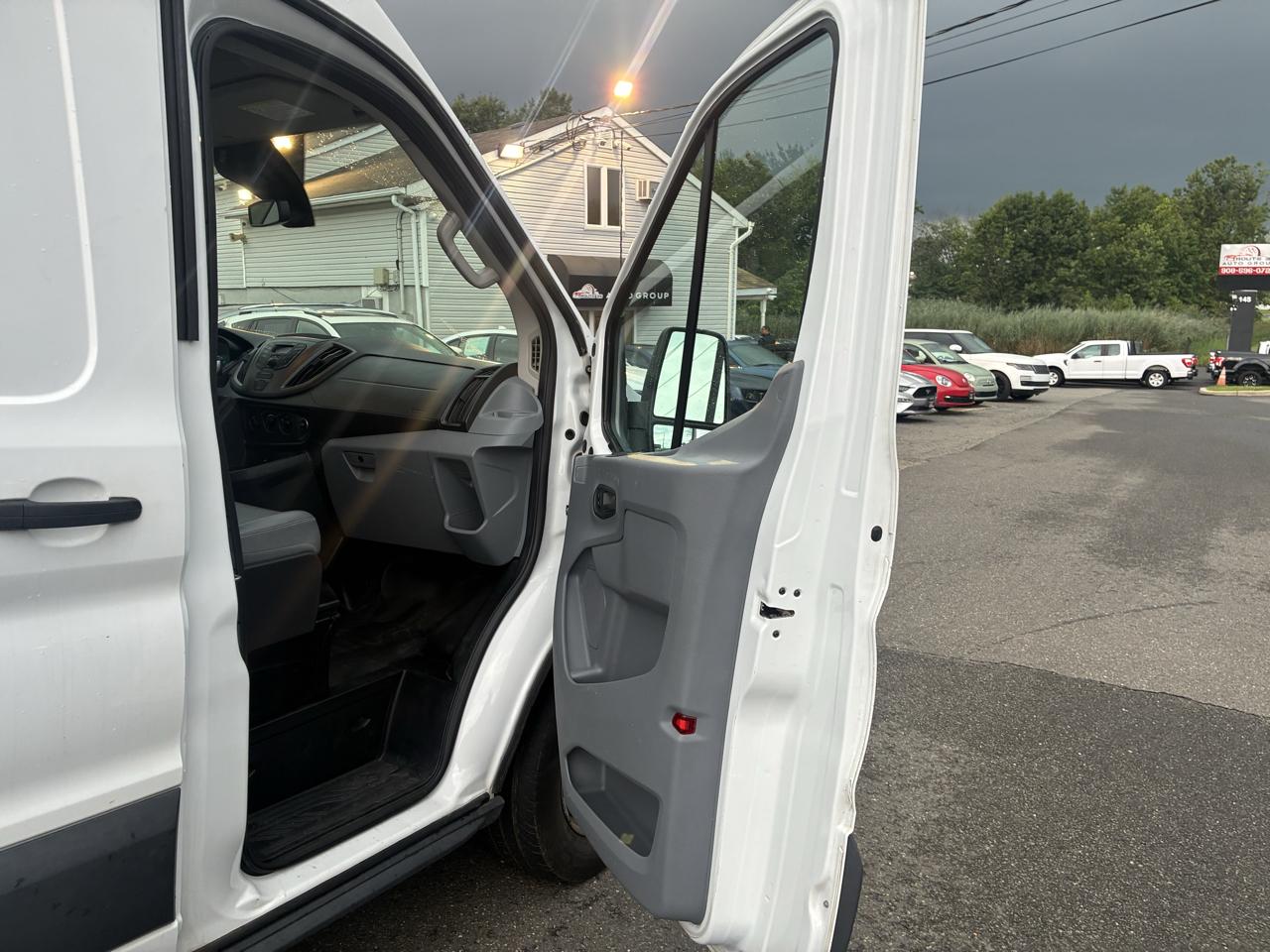 Ford Transit 250 Van Med. Roof w/Sliding Pass. 130-in. WB 2018