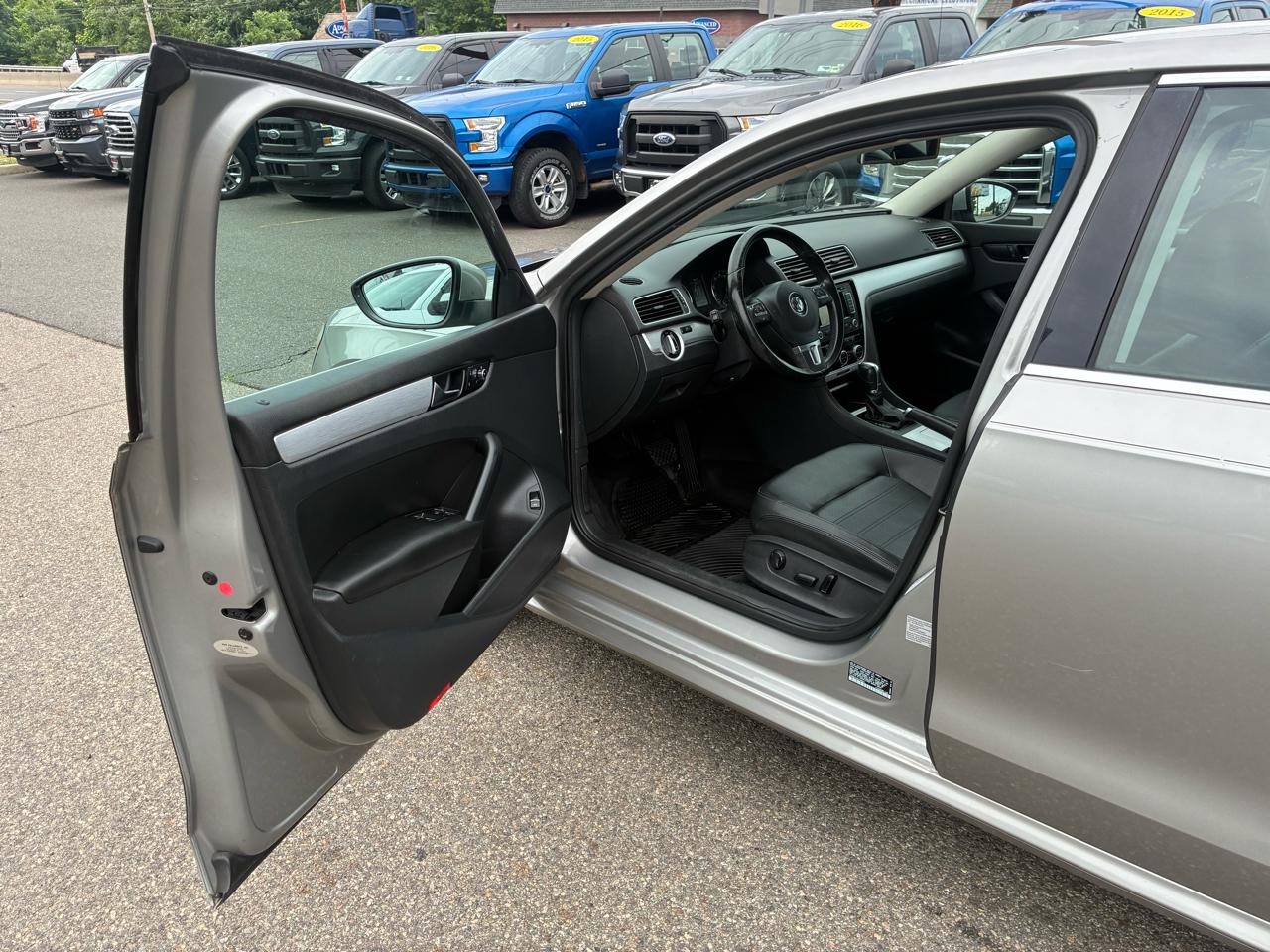 Volkswagen Passat 3.6L V6 SE 2012