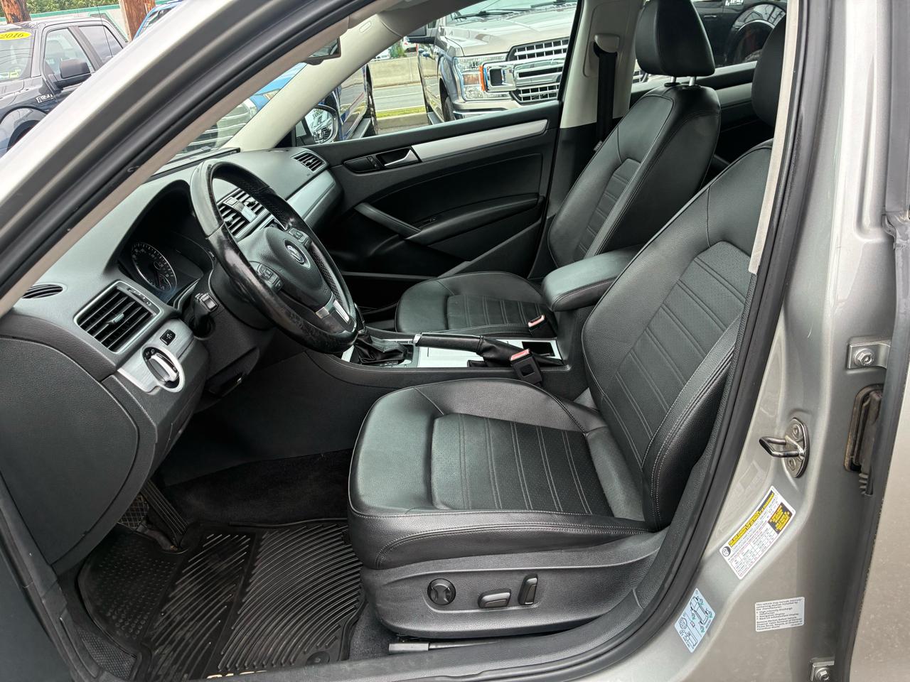 Volkswagen Passat 3.6L V6 SE 2012