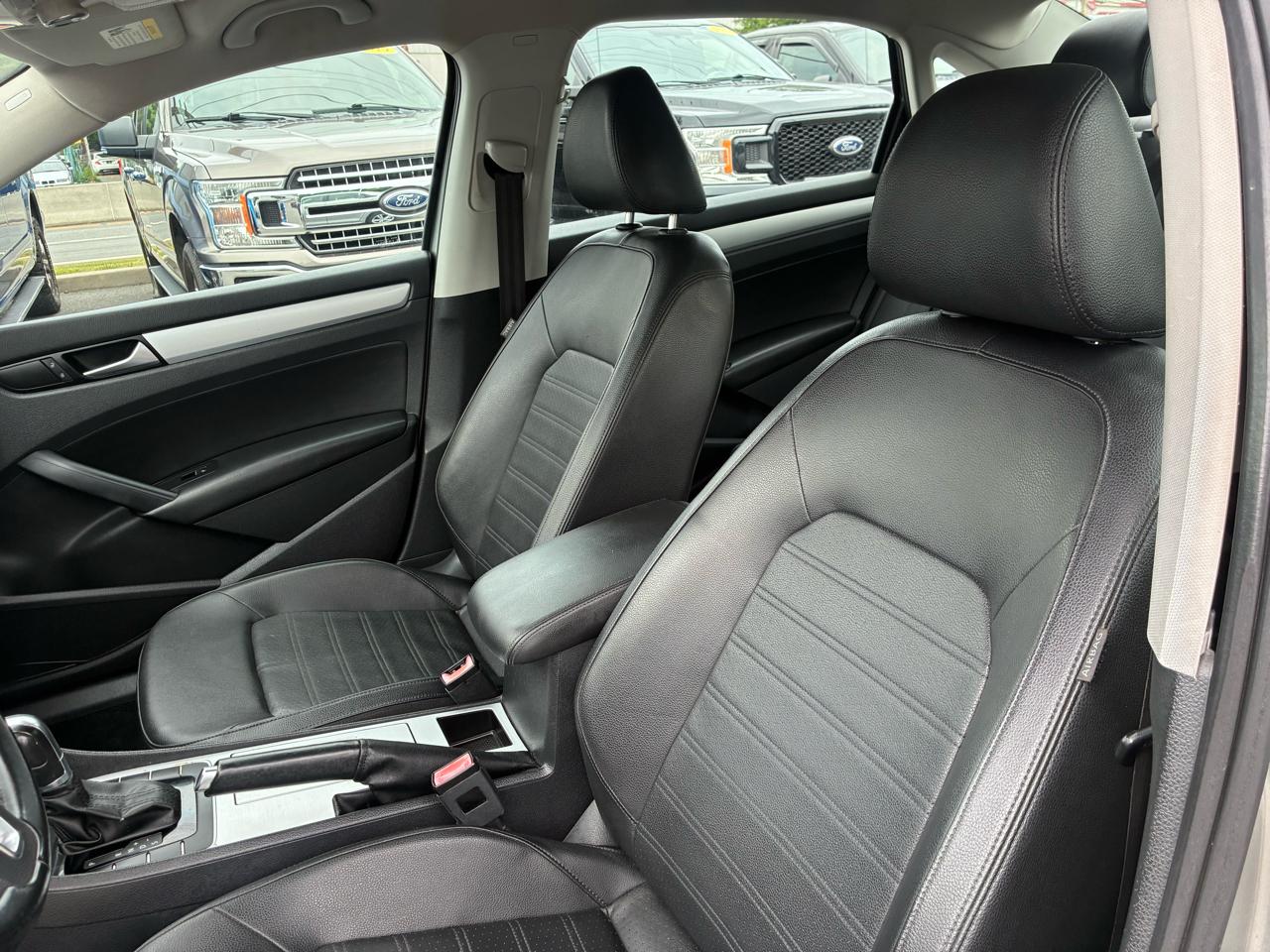 Volkswagen Passat 3.6L V6 SE 2012