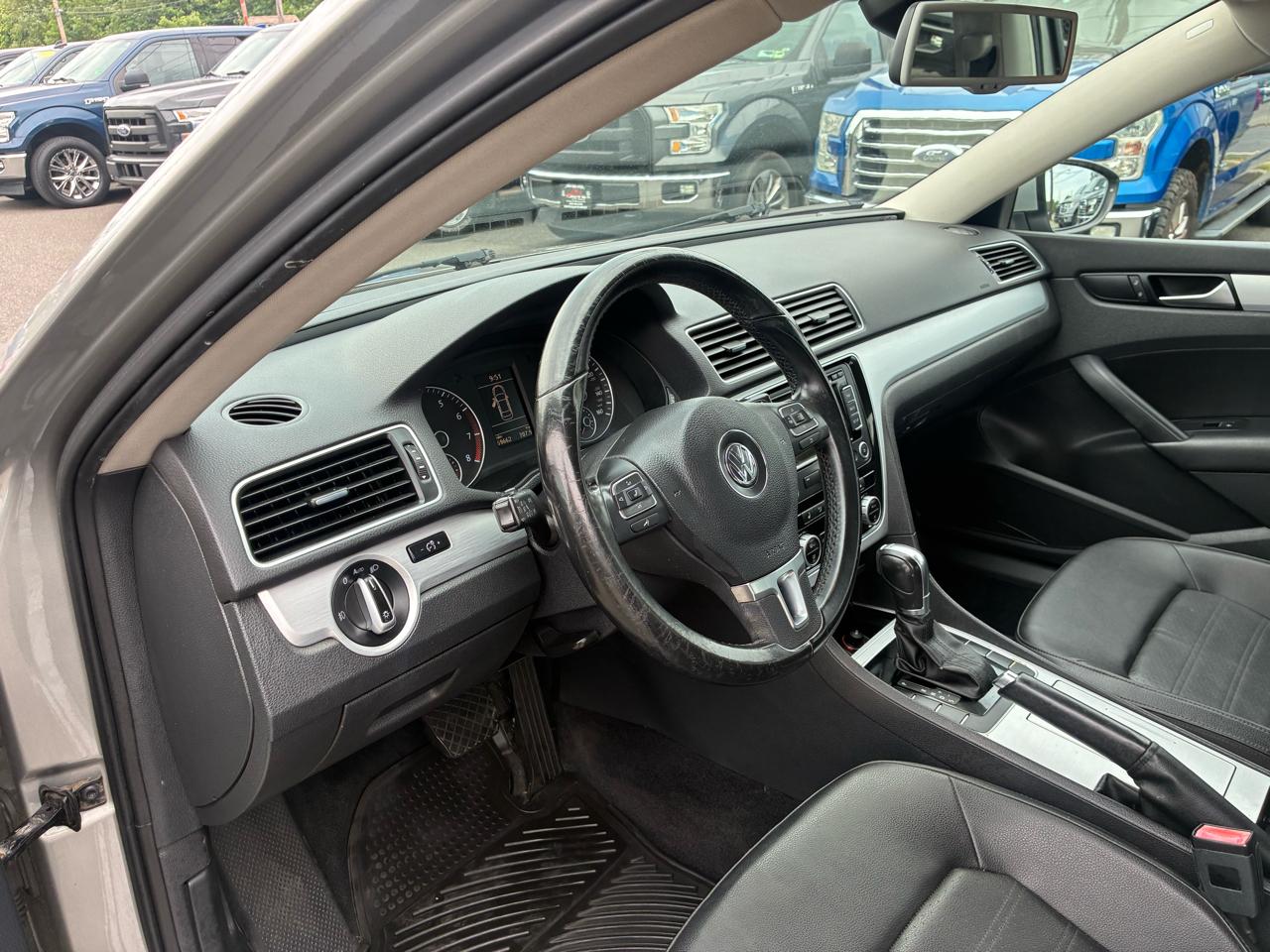 Volkswagen Passat 3.6L V6 SE 2012