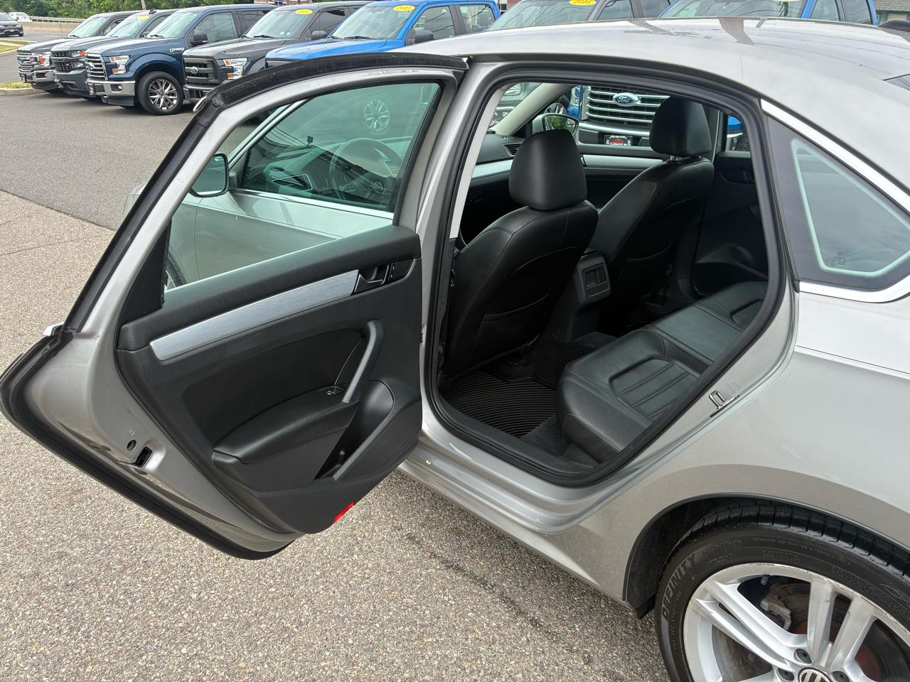 Volkswagen Passat 3.6L V6 SE 2012
