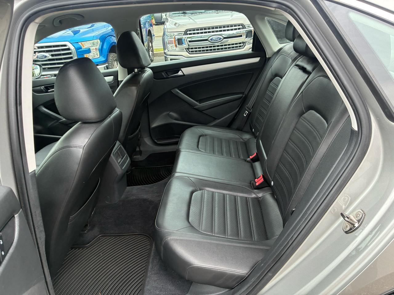 Volkswagen Passat 3.6L V6 SE 2012