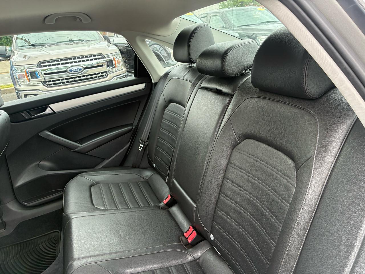 Volkswagen Passat 3.6L V6 SE 2012