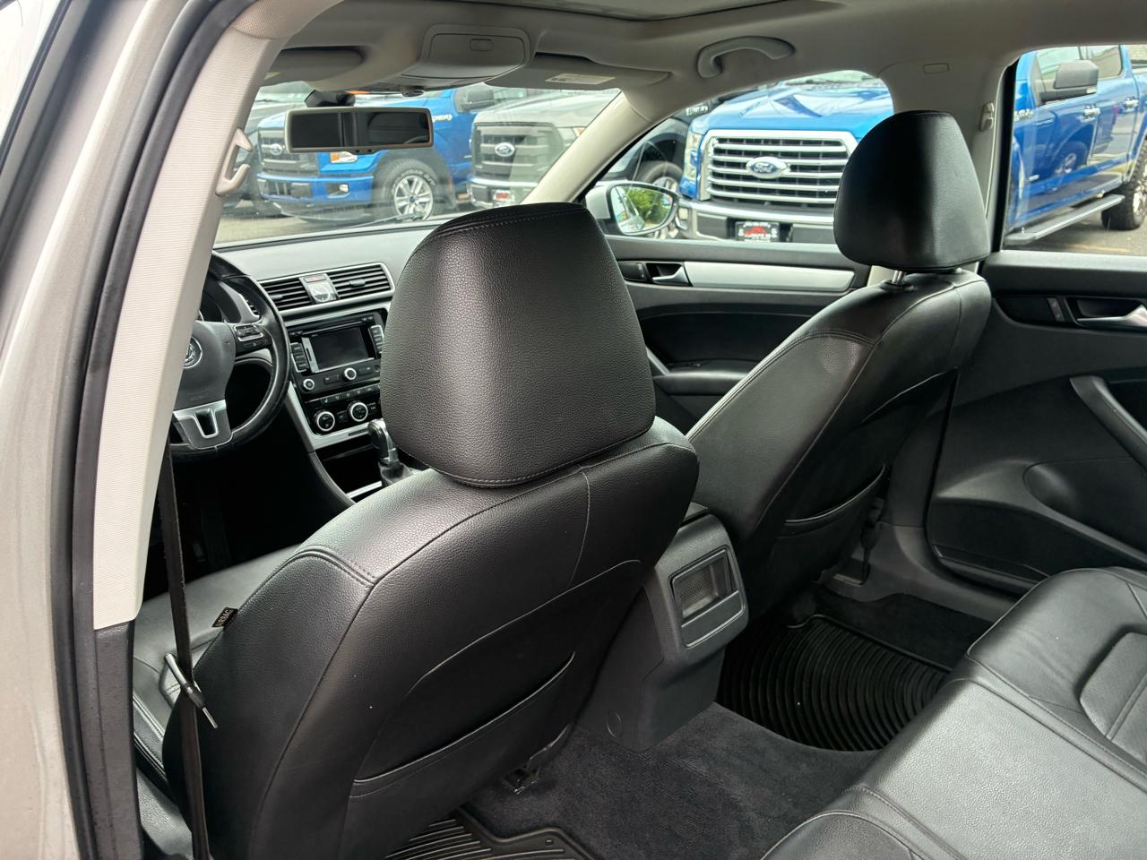 Volkswagen Passat 3.6L V6 SE 2012