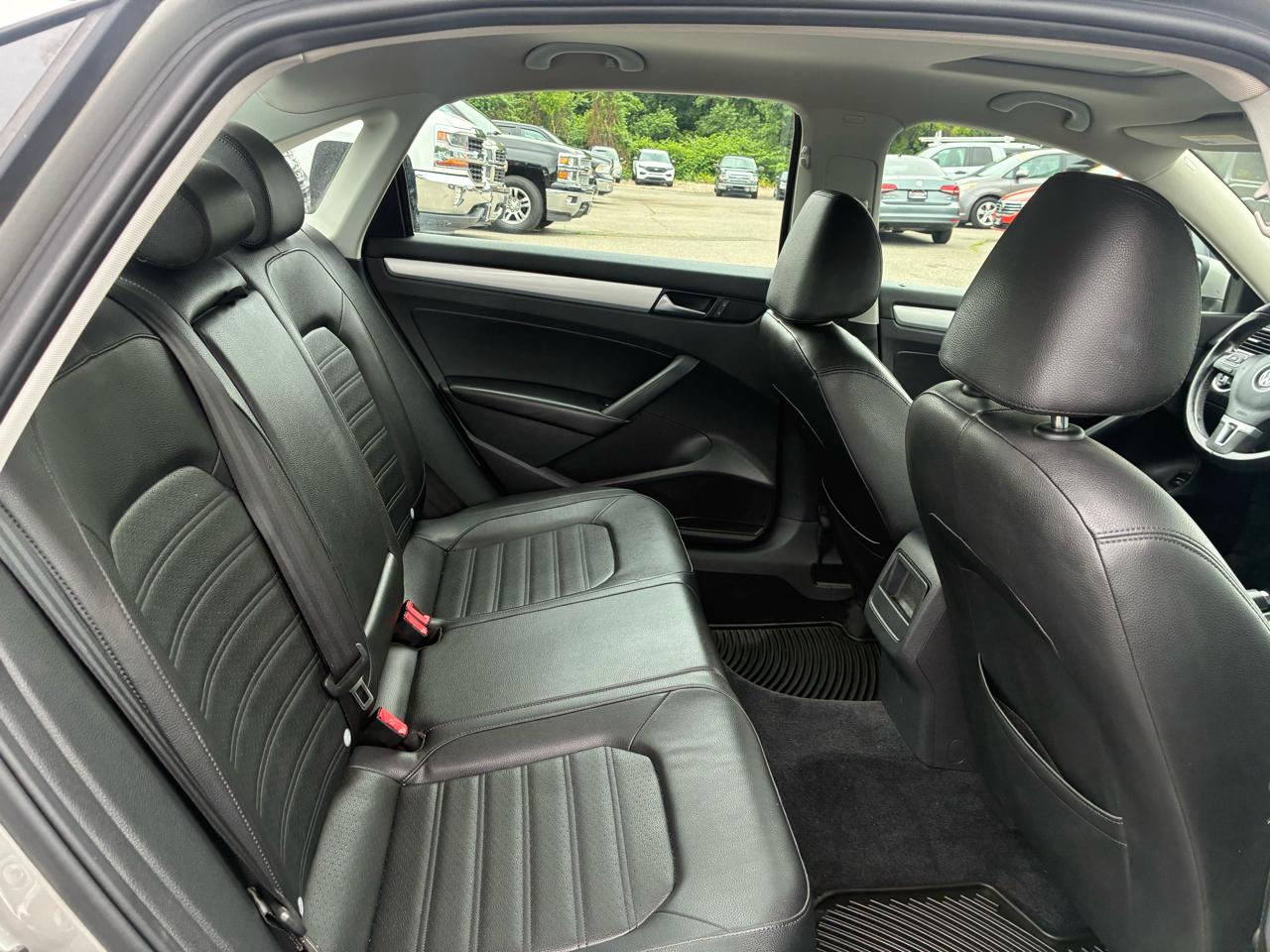 Volkswagen Passat 3.6L V6 SE 2012