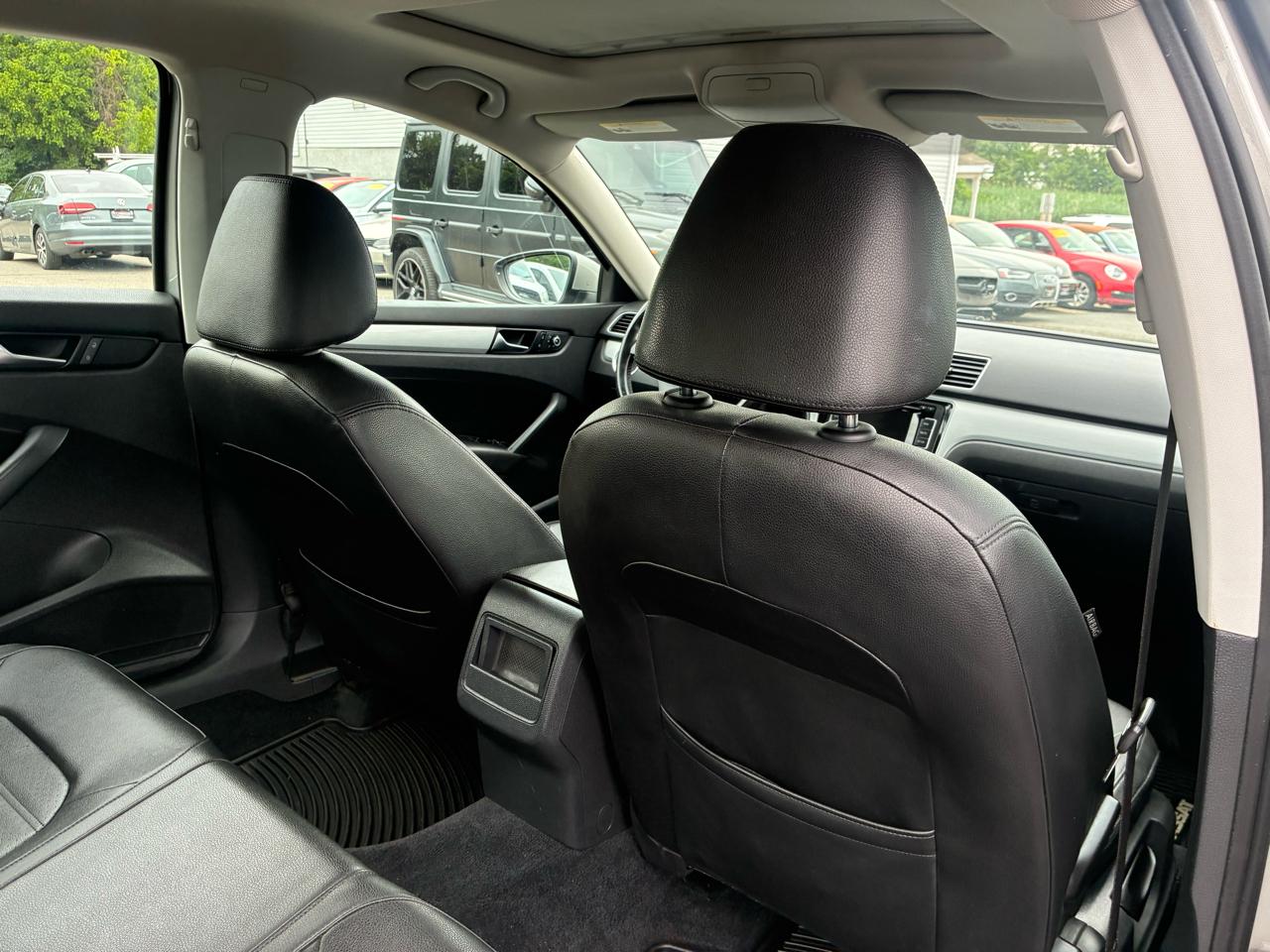 Volkswagen Passat 3.6L V6 SE 2012