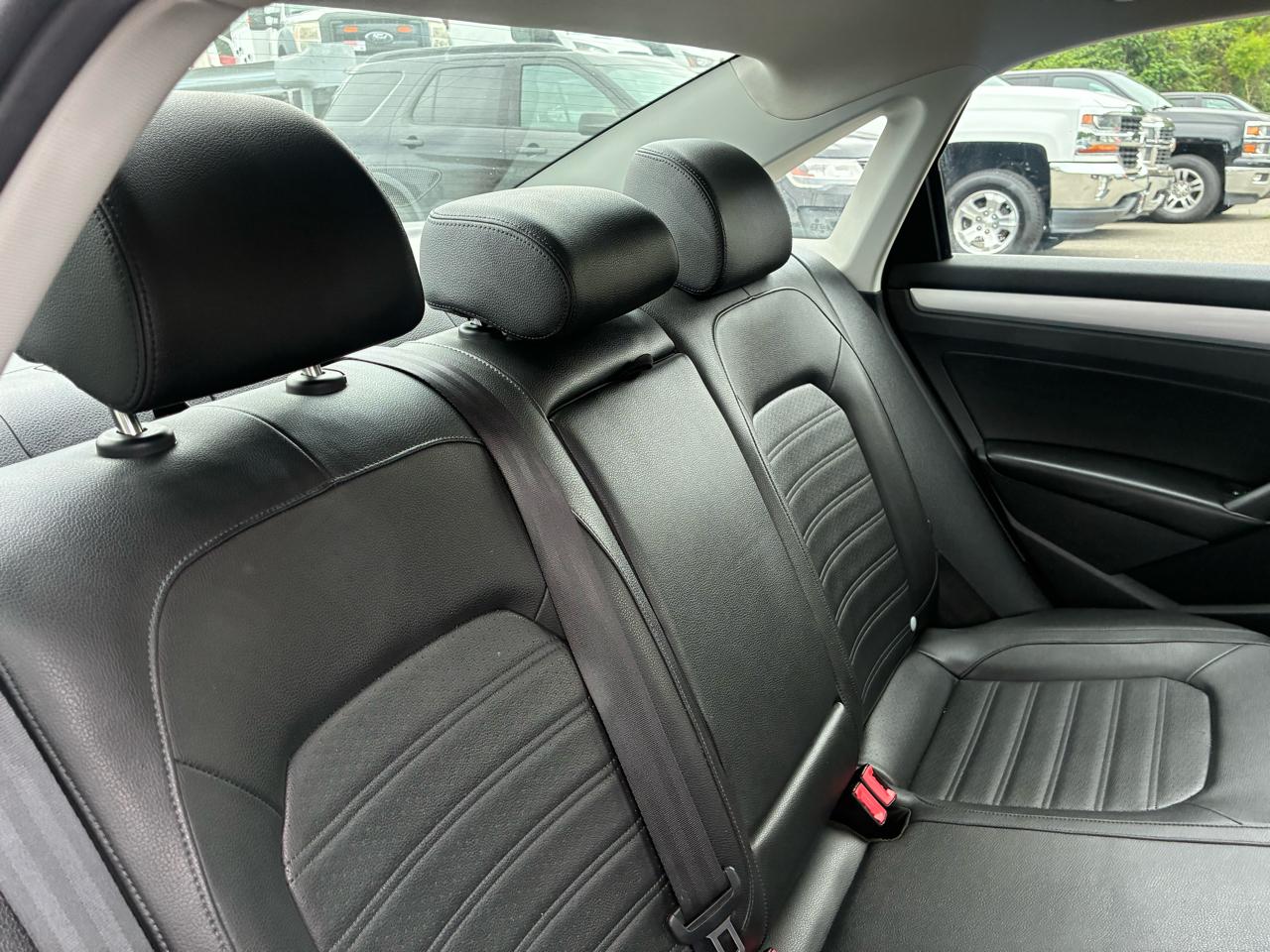 Volkswagen Passat 3.6L V6 SE 2012