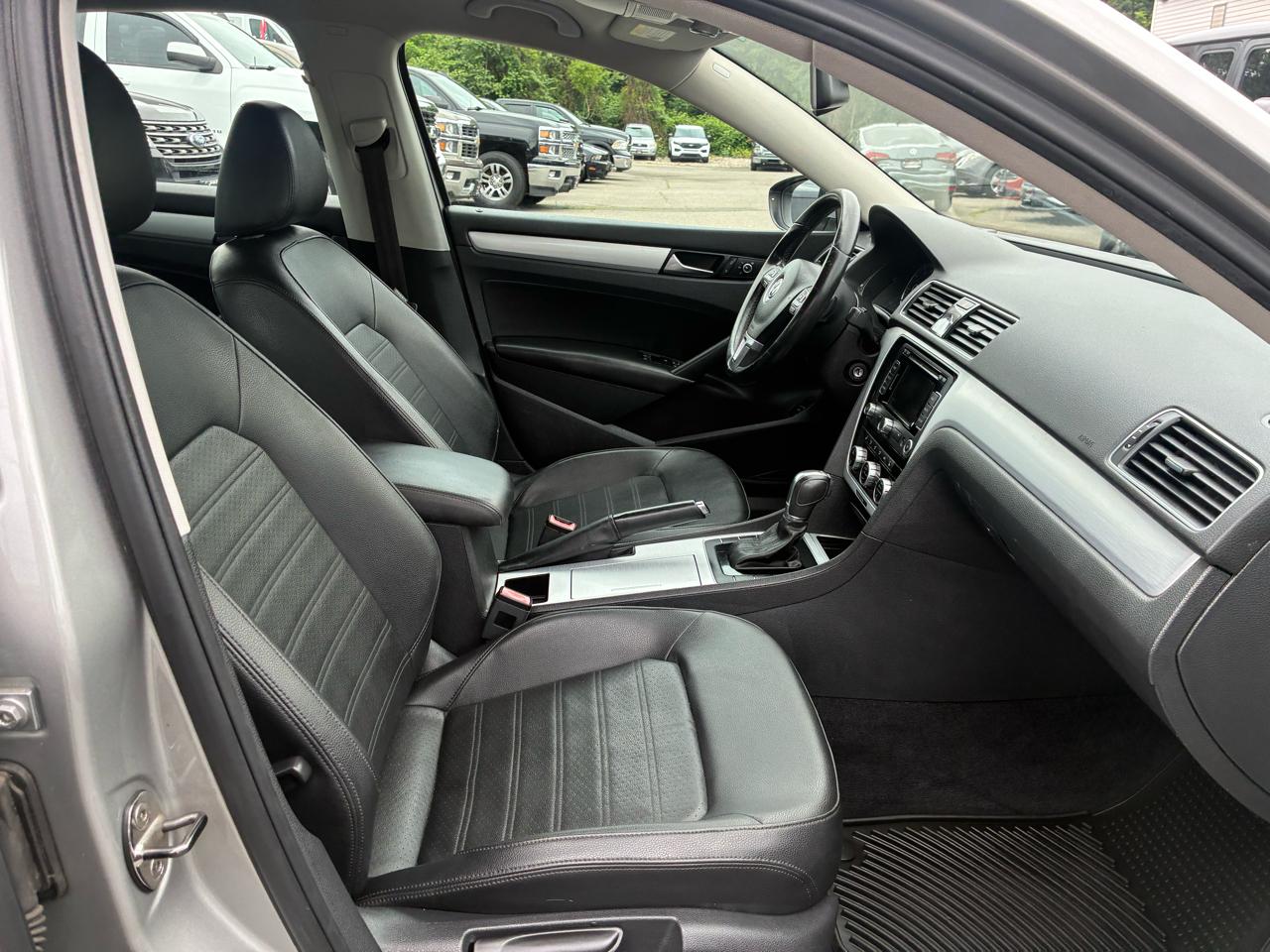 Volkswagen Passat 3.6L V6 SE 2012