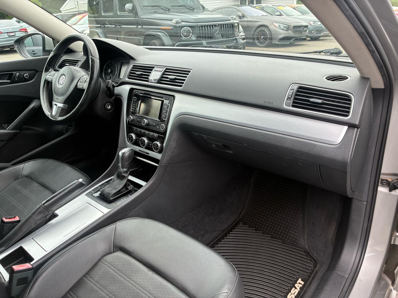 Volkswagen Passat 3.6L V6 SE 2012
