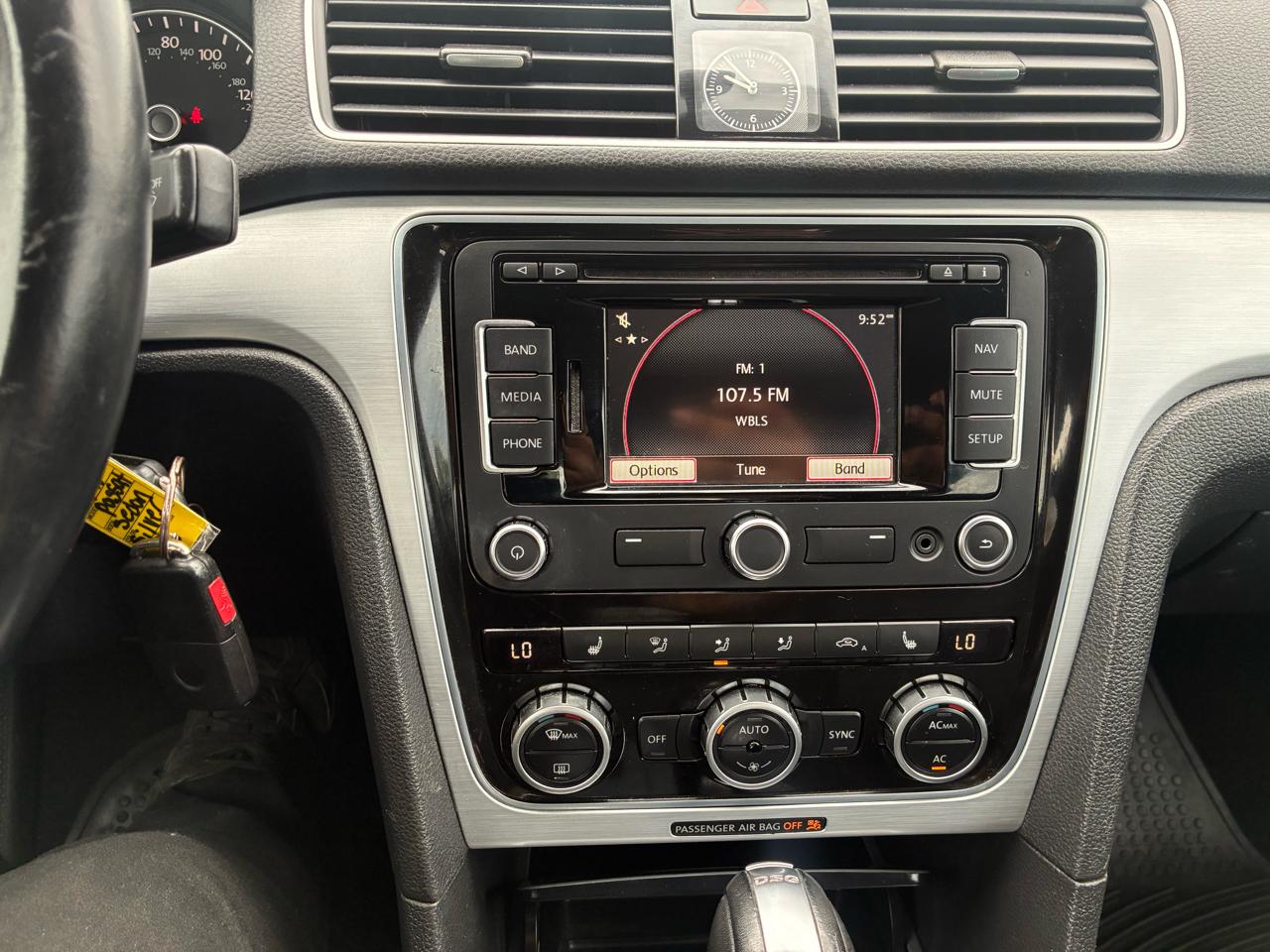 Volkswagen Passat 3.6L V6 SE 2012