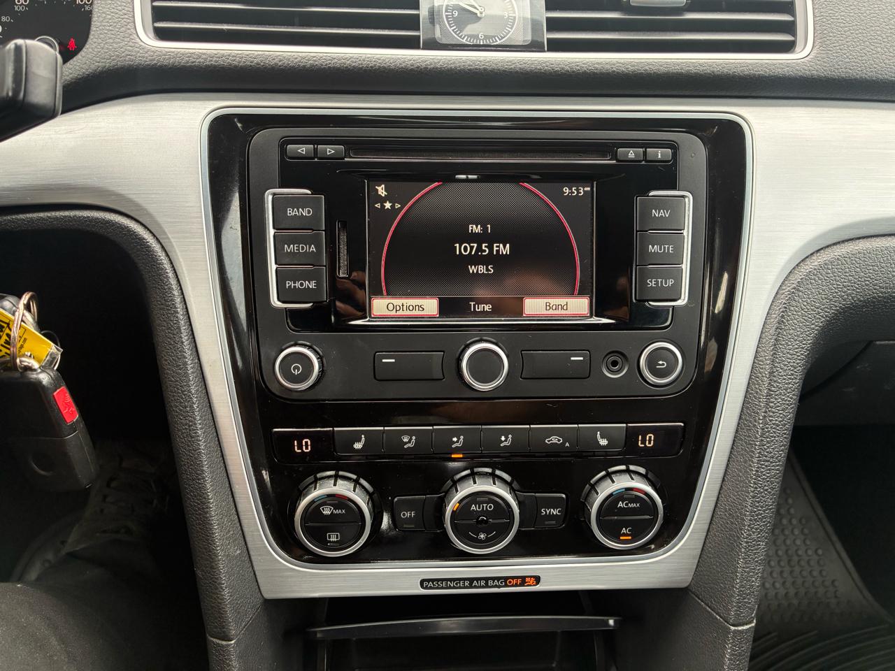 Volkswagen Passat 3.6L V6 SE 2012