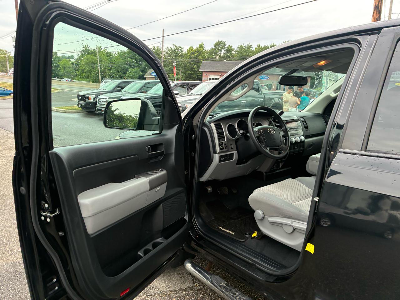 Toyota Tundra Tundra-Grade CrewMax 5.7L 4WD 2012