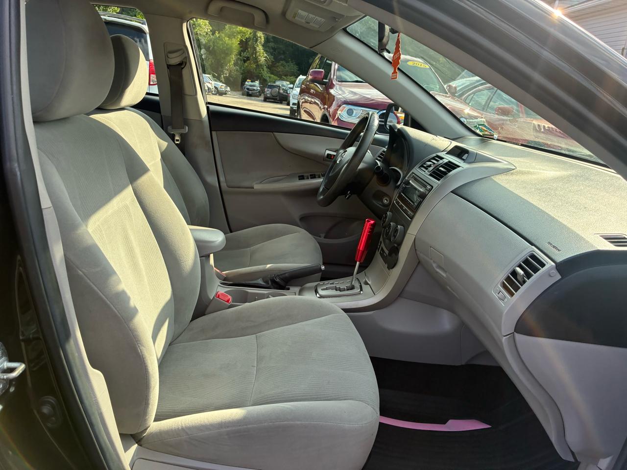 Toyota Corolla LE 4-Speed AT 2012