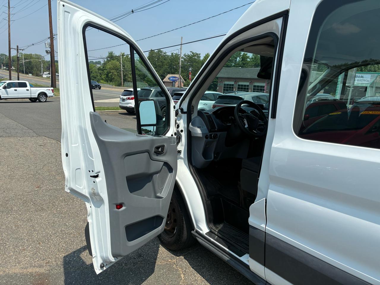Ford Transit 350 Wagon Med. Roof XL w/Sliding Pass. 148-in. WB 2015