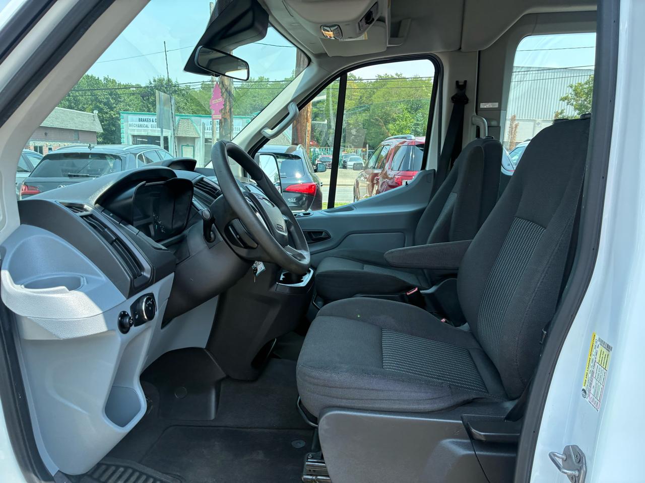 Ford Transit 350 Wagon Med. Roof XL w/Sliding Pass. 148-in. WB 2015