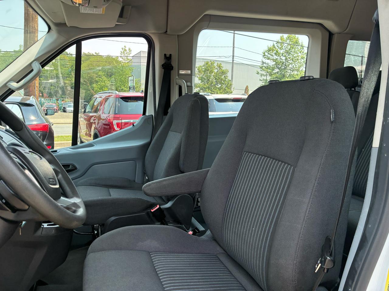 Ford Transit 350 Wagon Med. Roof XL w/Sliding Pass. 148-in. WB 2015