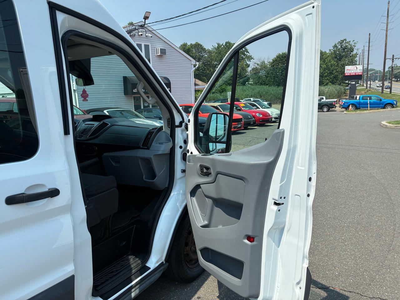 Ford Transit 350 Wagon Med. Roof XL w/Sliding Pass. 148-in. WB 2015
