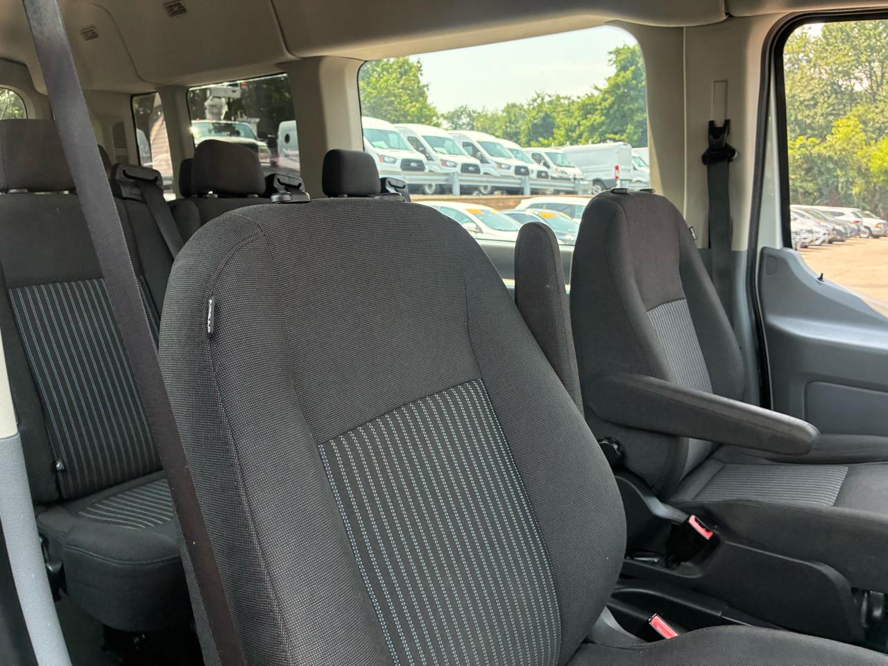 Ford Transit 350 Wagon Med. Roof XL w/Sliding Pass. 148-in. WB 2015