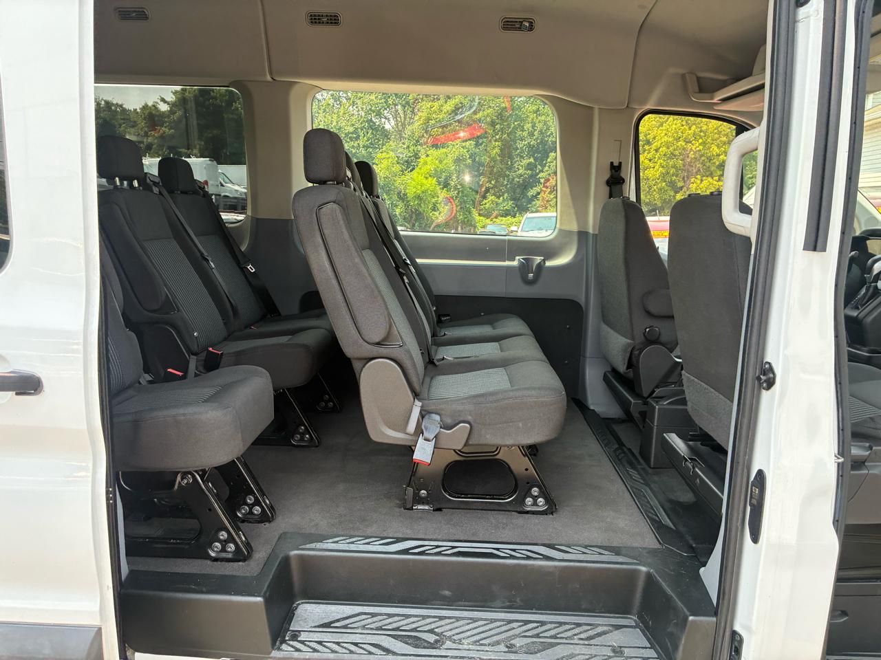 Ford Transit 350 Wagon Med. Roof XL w/Sliding Pass. 148-in. WB 2015