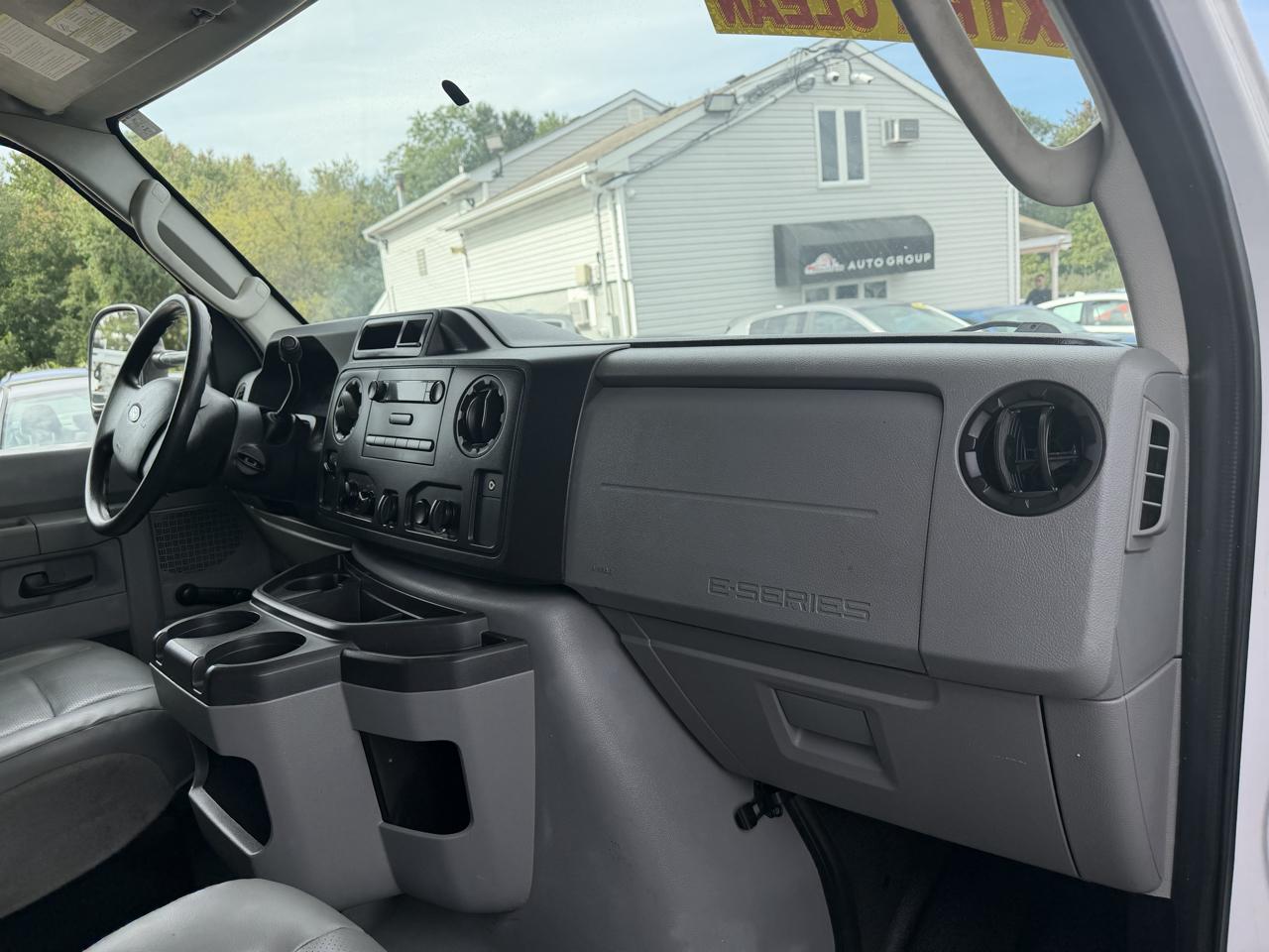 Ford Econoline E-350 Super Duty 2013