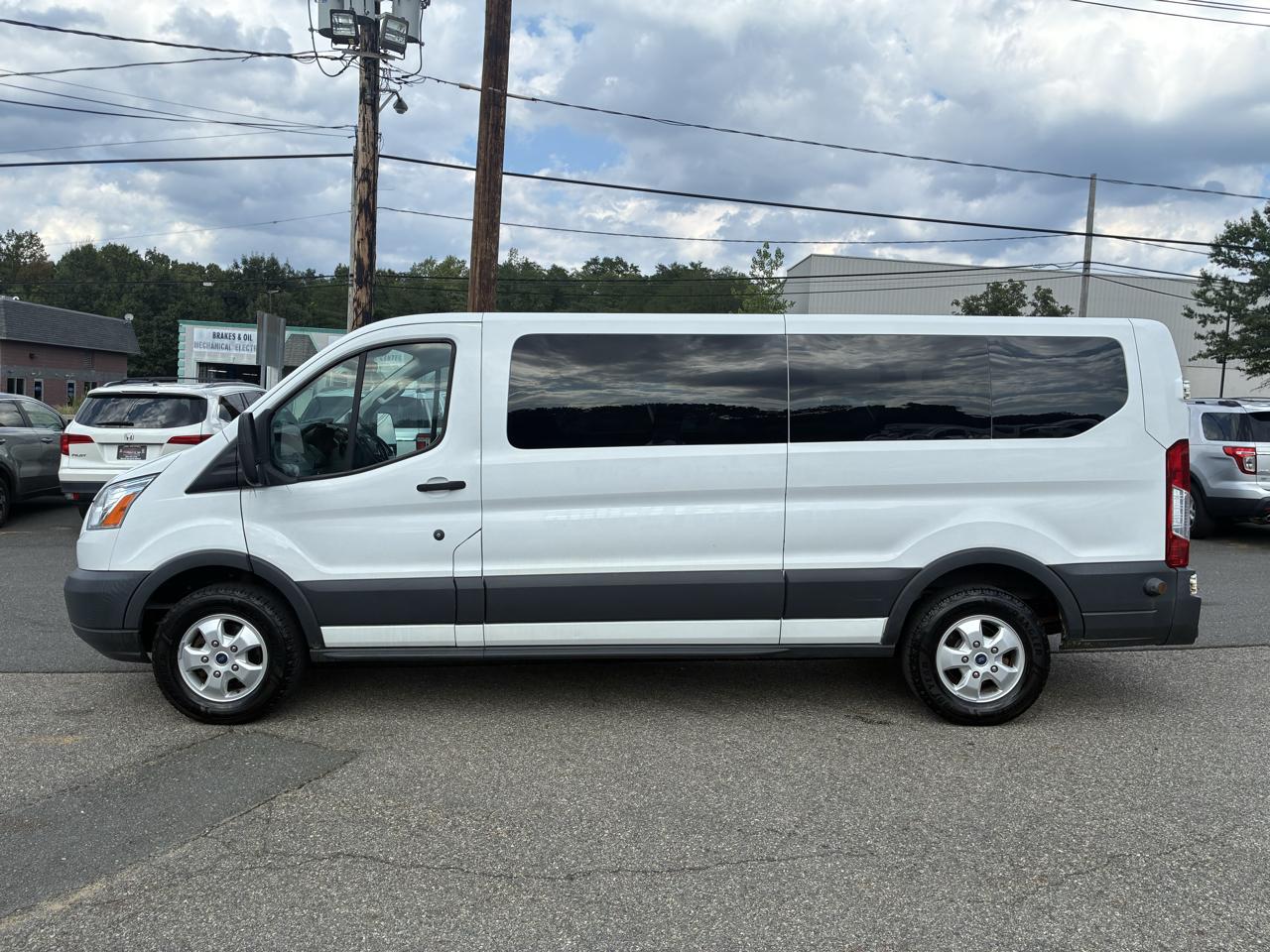 Ford Transit 350 Wagon Low Roof XL w/Sliding Pass. 148-in. WB 2017