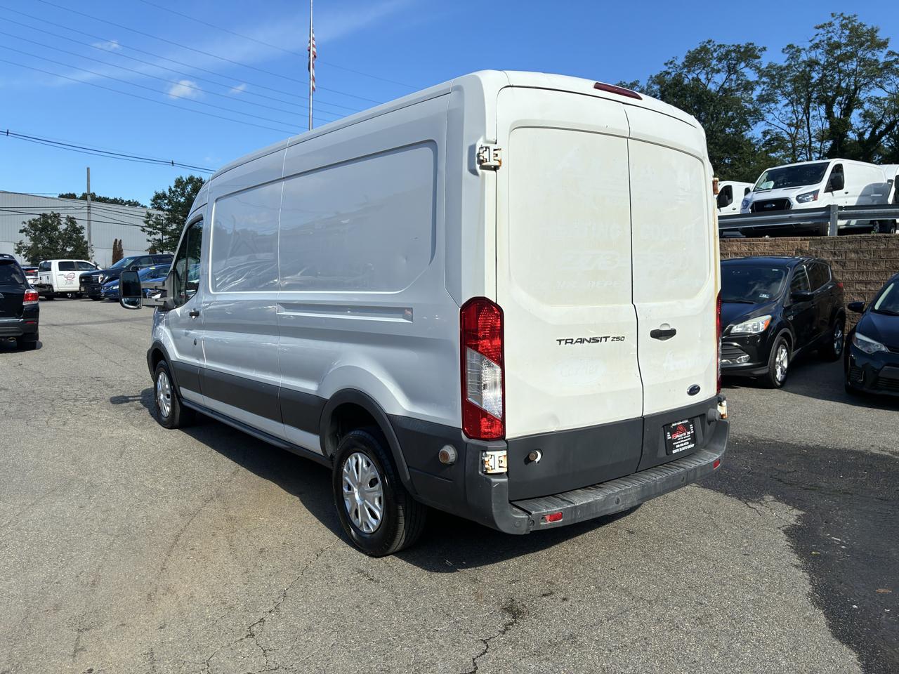 Ford Transit 250 Van Med. Roof w/Sliding Pass. 148-in. WB 2015