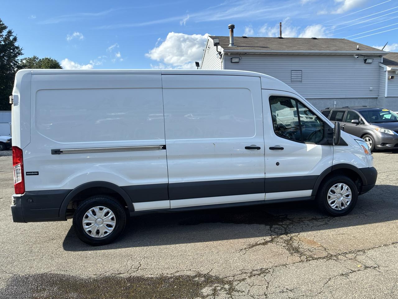 Ford Transit 250 Van Med. Roof w/Sliding Pass. 148-in. WB 2015