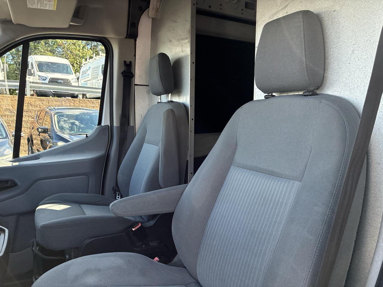 Ford Transit 250 Van Med. Roof w/Sliding Pass. 148-in. WB 2015
