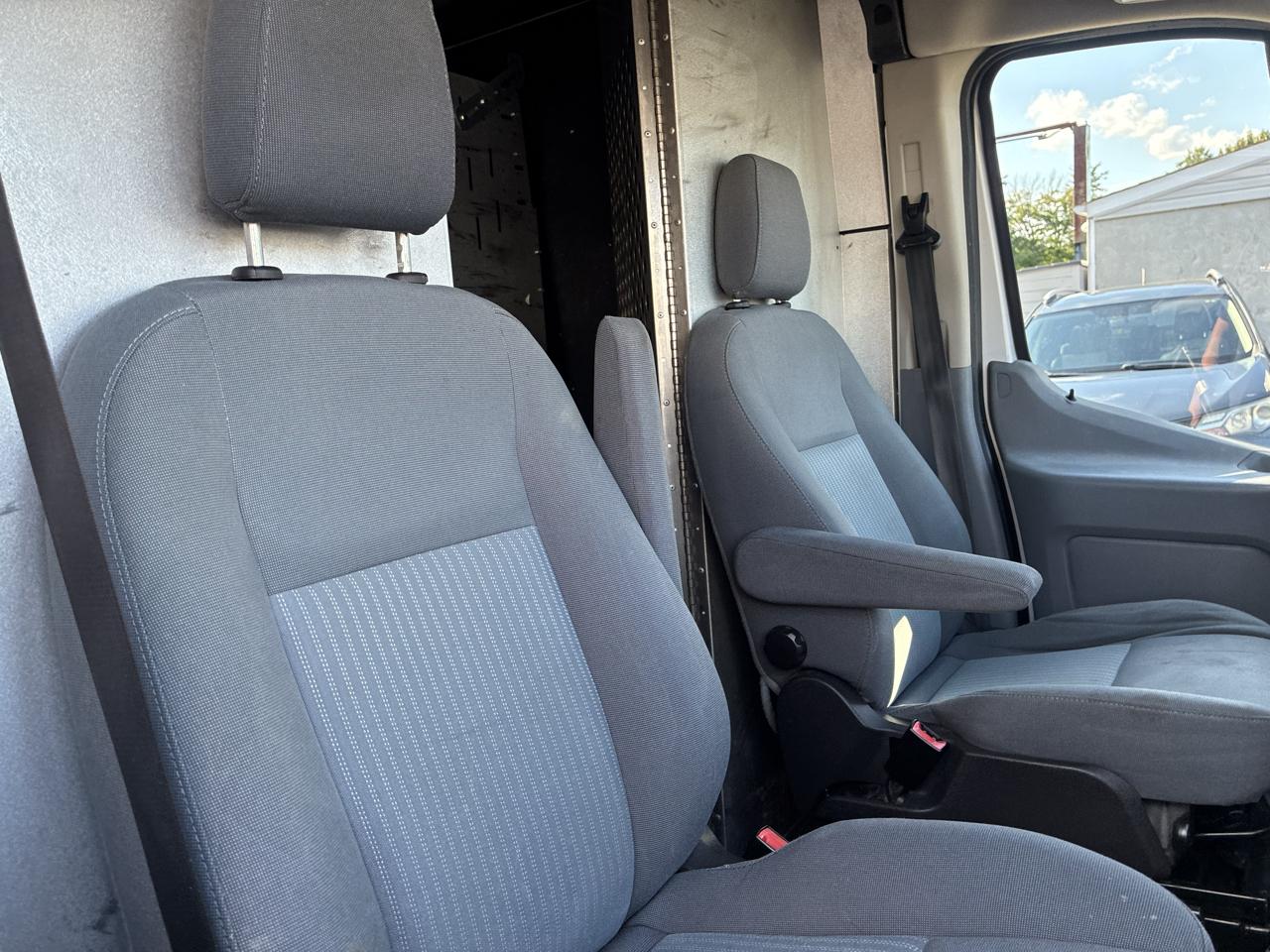 Ford Transit 250 Van Med. Roof w/Sliding Pass. 148-in. WB 2015