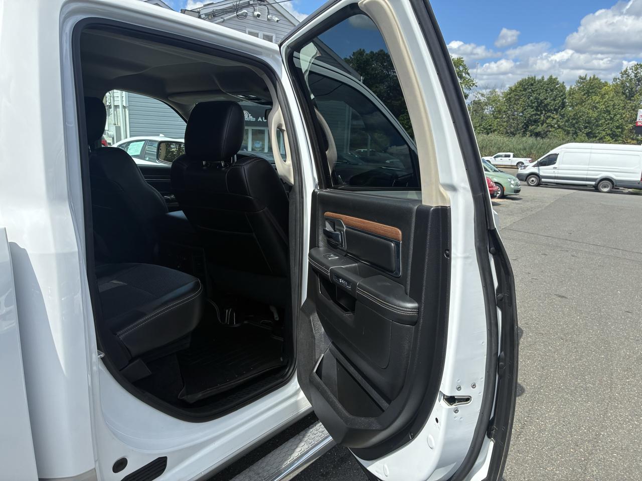 RAM 1500 Laramie Crew Cab SWB 4WD 2014