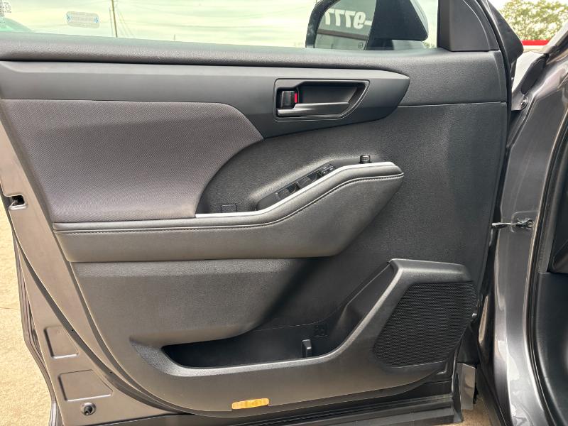 Toyota Highlander LE FWD V6 2021