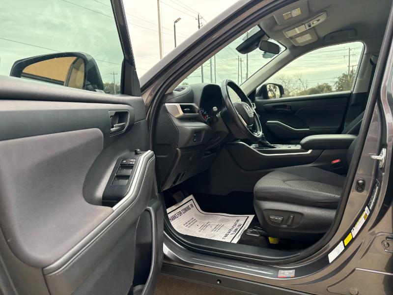 Toyota Highlander LE FWD V6 2021