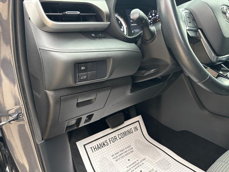 Toyota Highlander LE FWD V6 2021