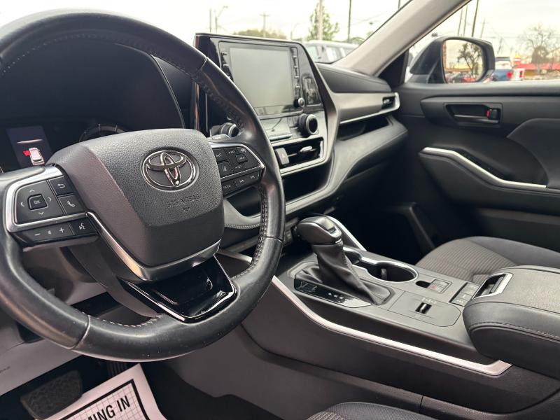 Toyota Highlander LE FWD V6 2021