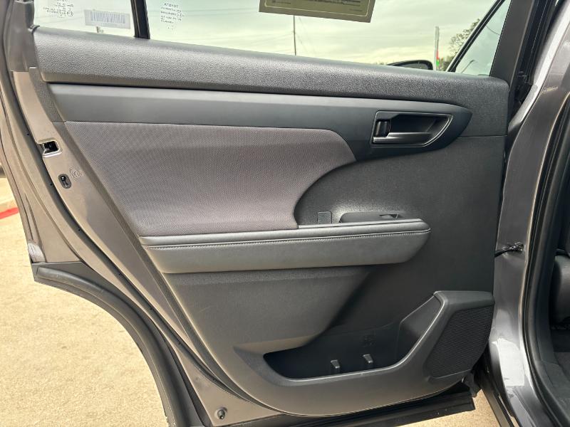 Toyota Highlander LE FWD V6 2021