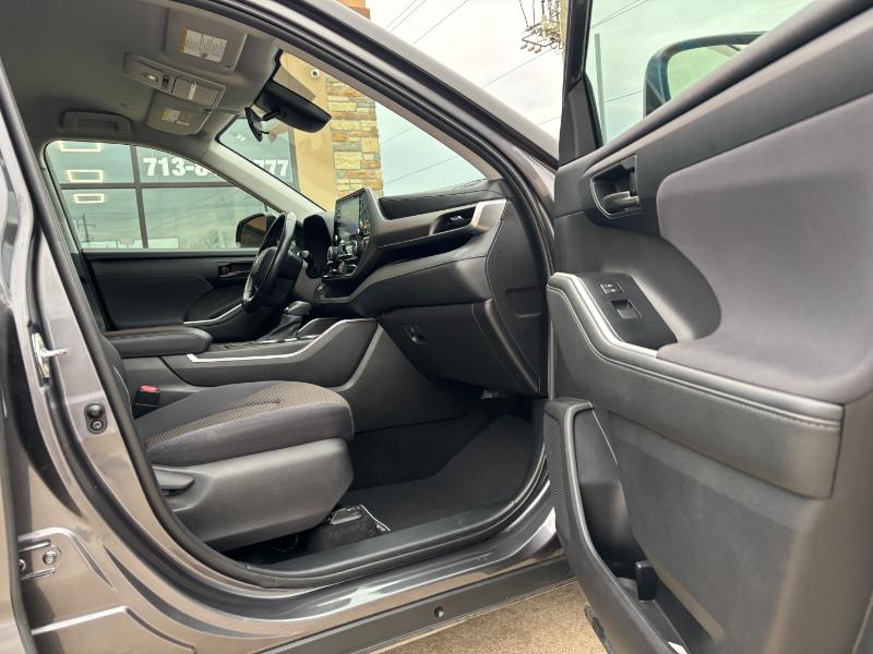 Toyota Highlander LE FWD V6 2021