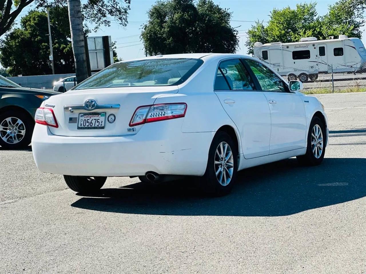 Toyota Camry Hybrid  2011