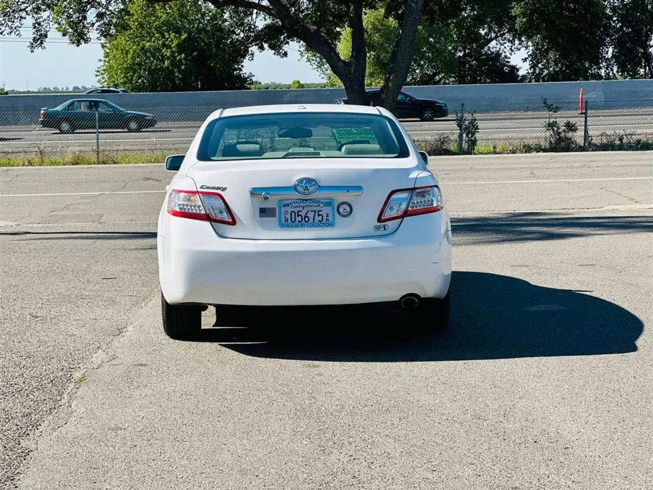 Toyota Camry Hybrid  2011