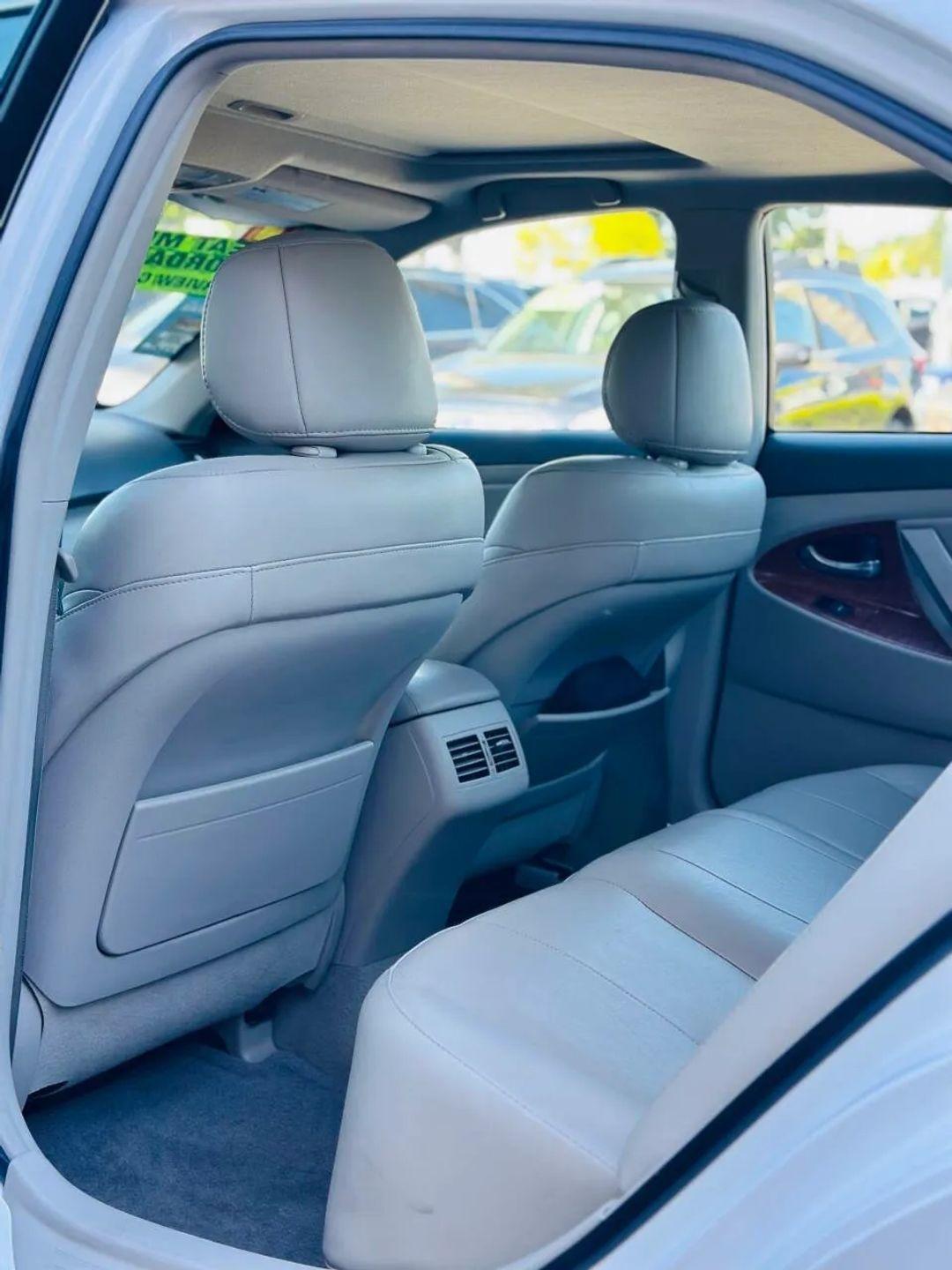 Toyota Camry Hybrid  2011