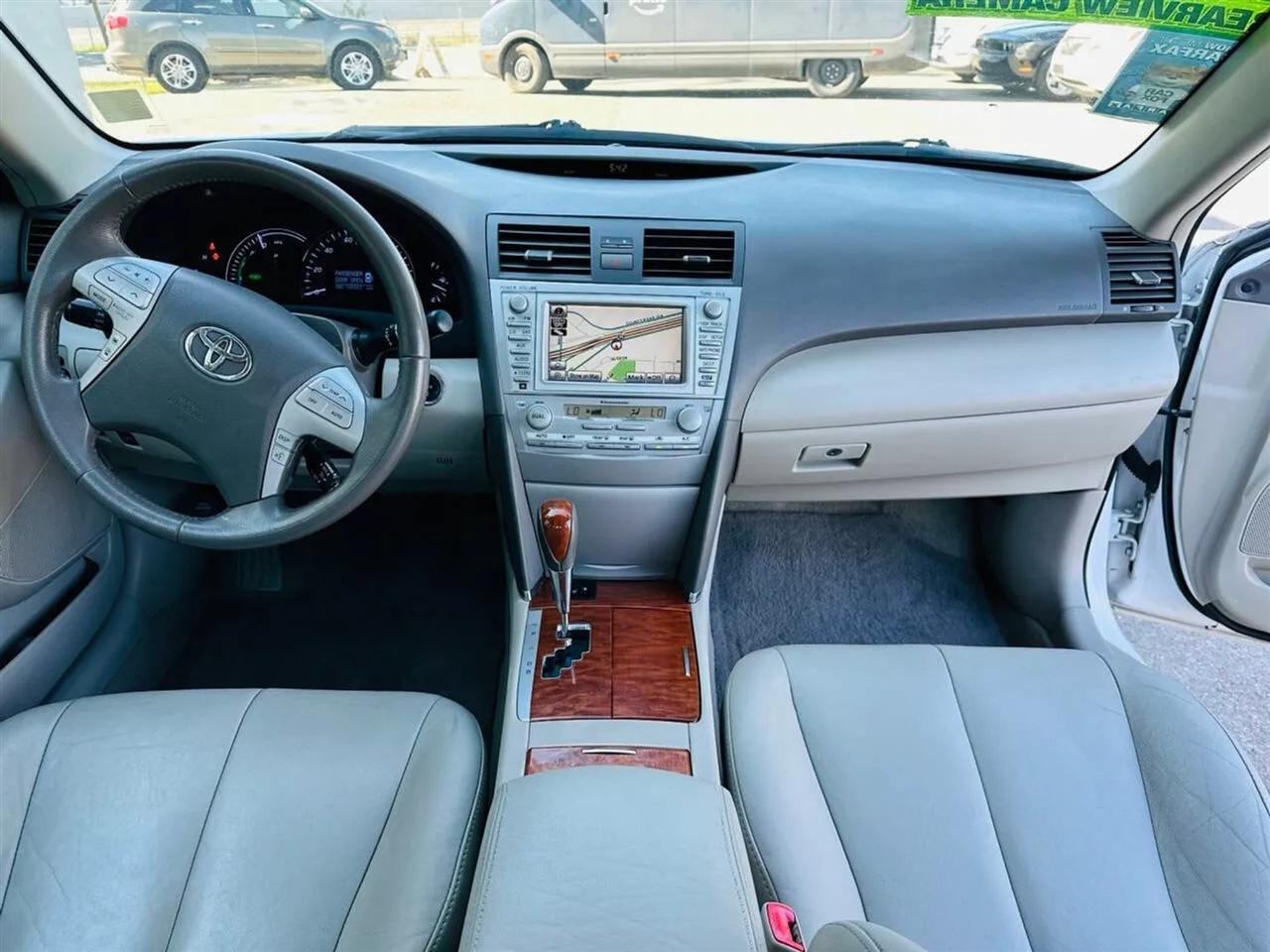 Toyota Camry Hybrid  2011