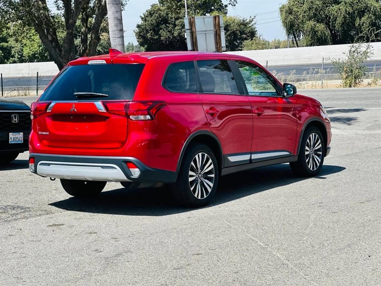 Mitsubishi Outlander  2020