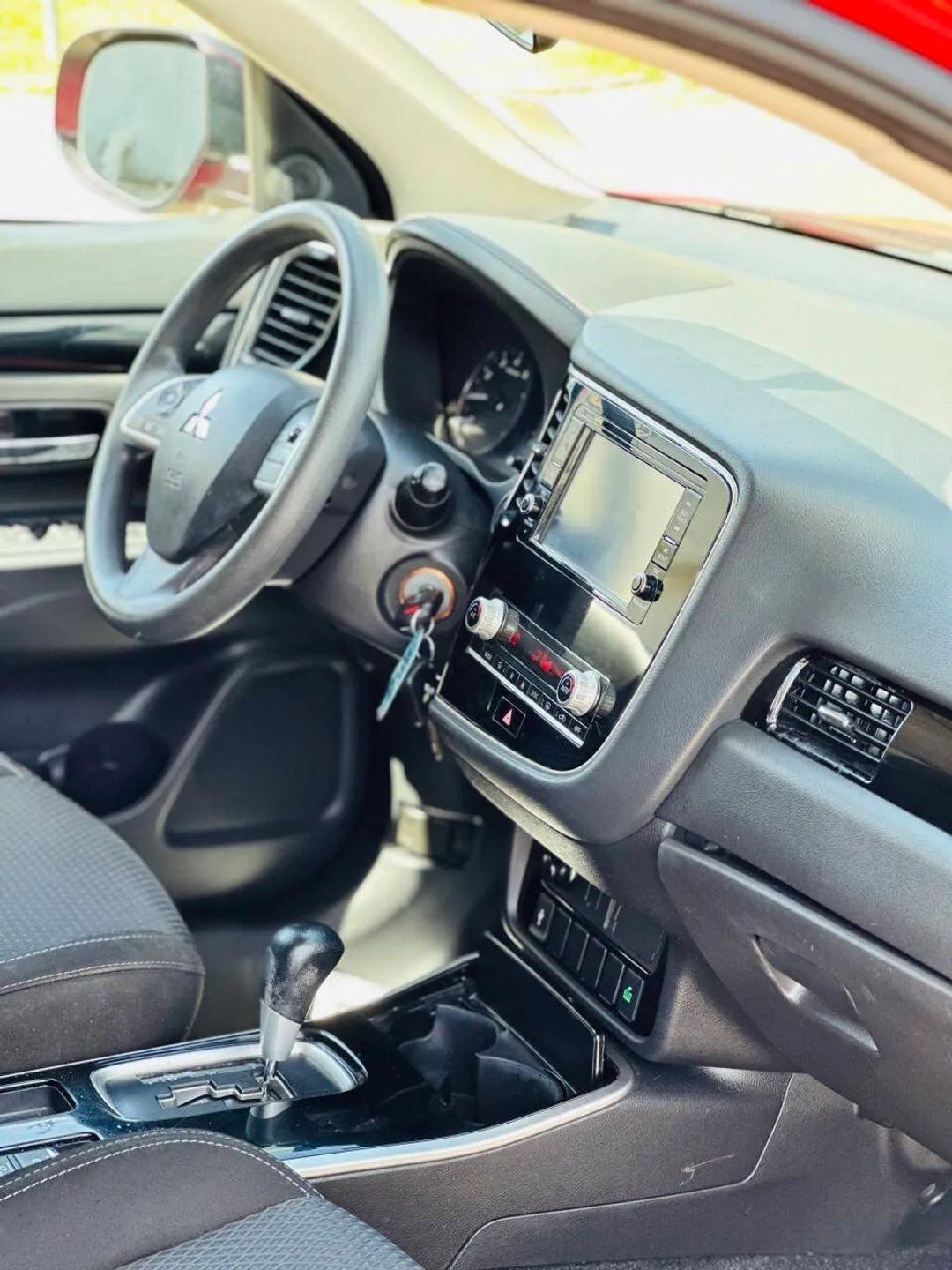 Mitsubishi Outlander  2020