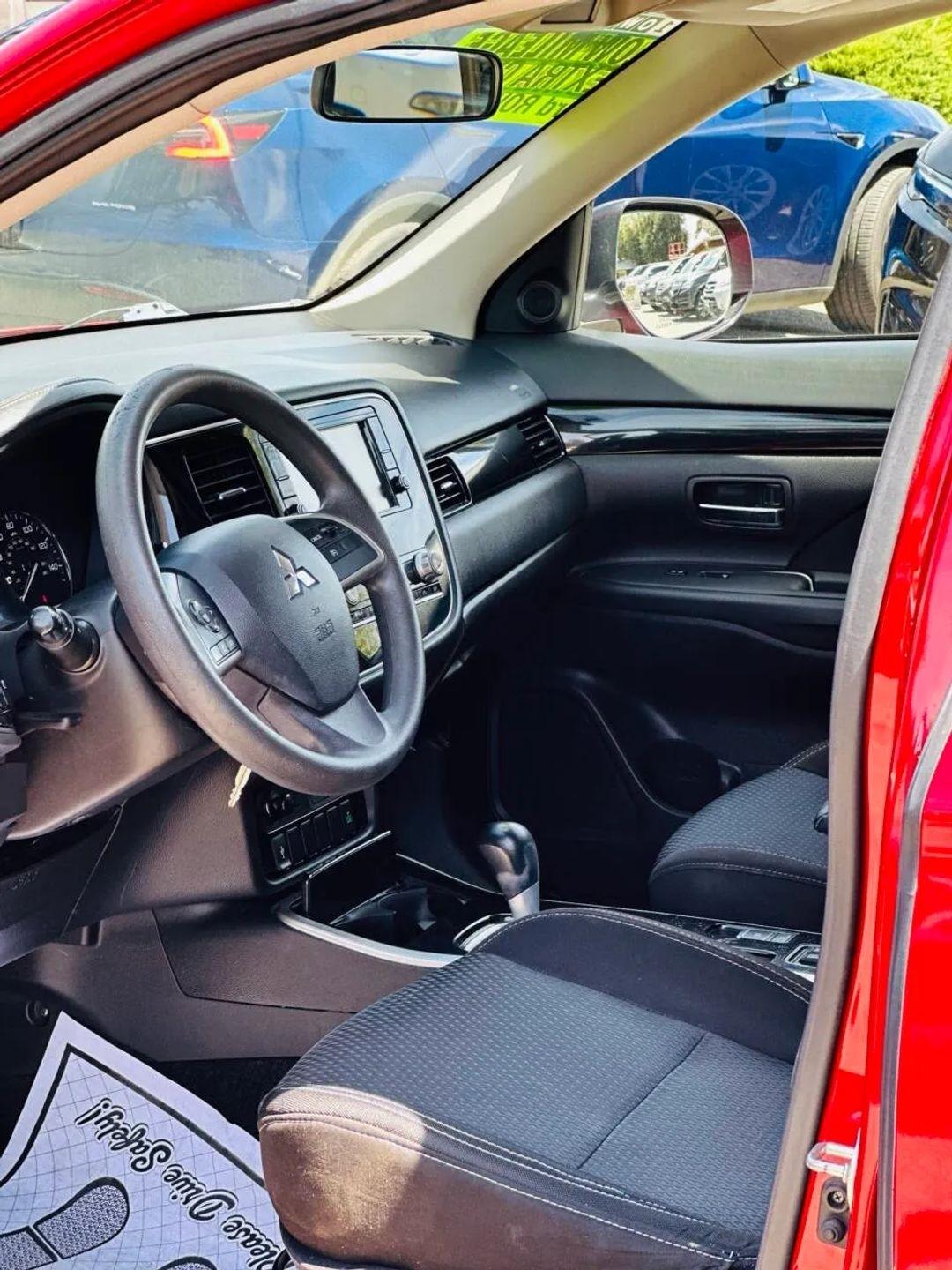 Mitsubishi Outlander  2020
