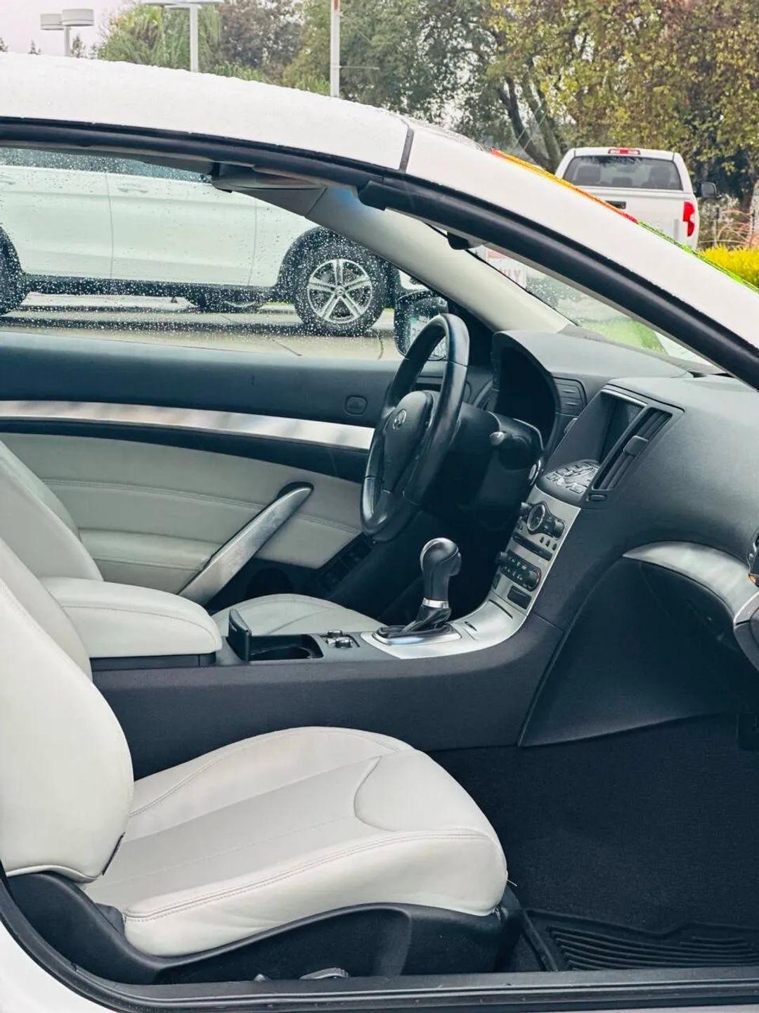 Infiniti G Convertible  2009