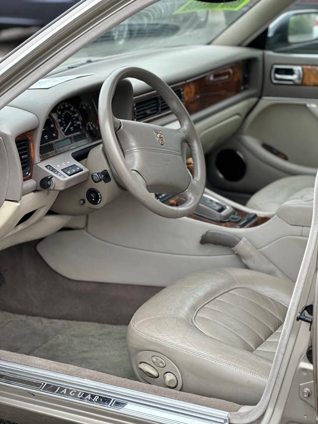 Jaguar XJ Sedan  1996