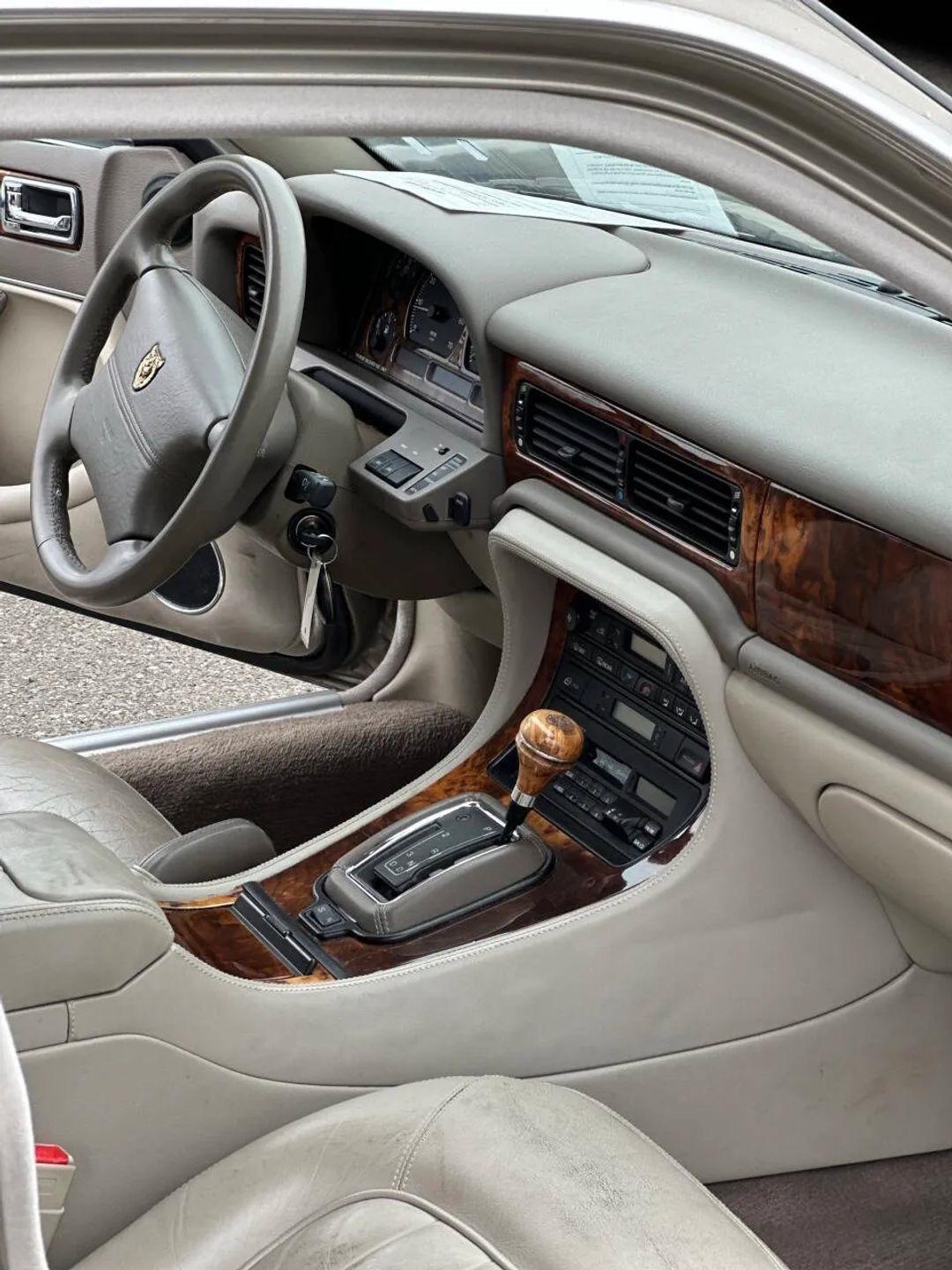Jaguar XJ Sedan  1996