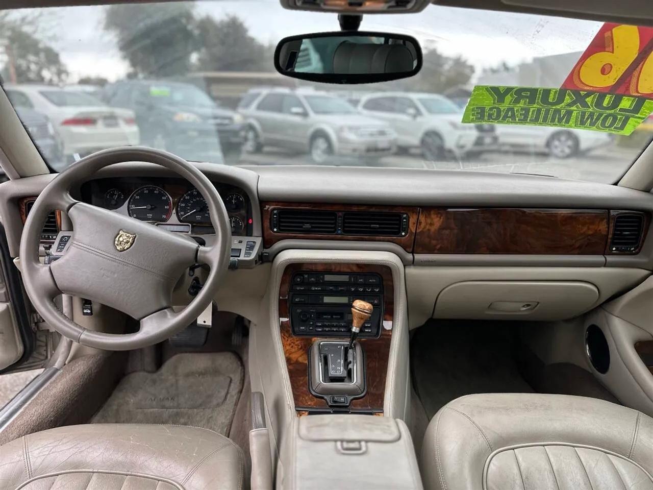 Jaguar XJ Sedan  1996