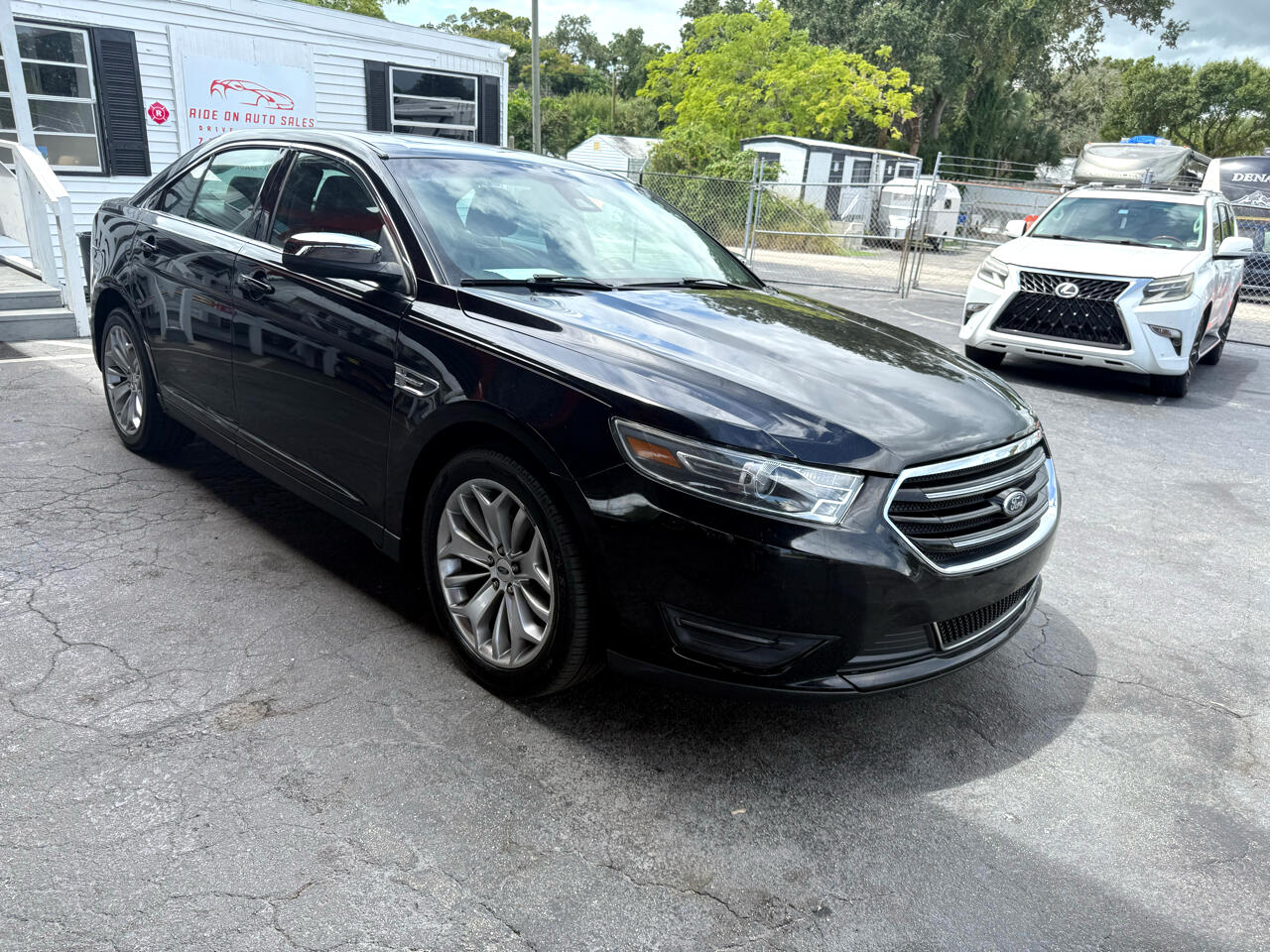 Ford Taurus Limited FWD 2017