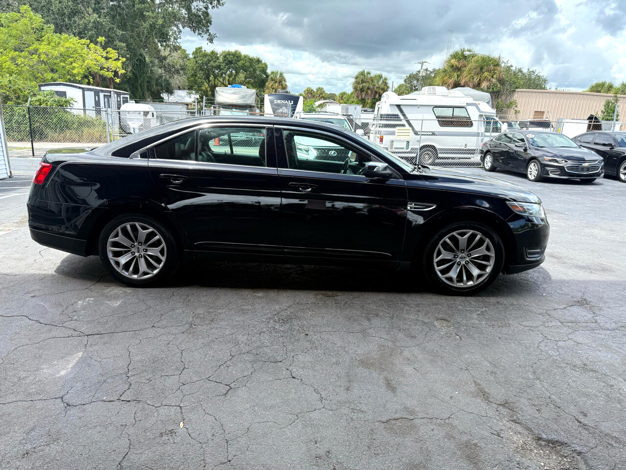 Ford Taurus Limited FWD 2017